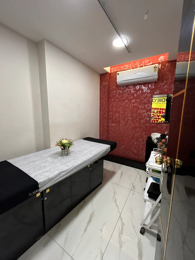Studieo7 Thalambur beauty salon area